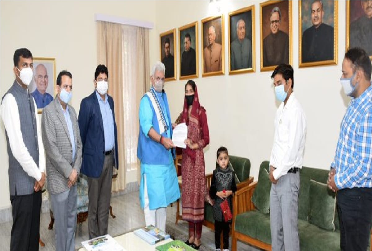 manoj sinha handed over appointment letter to wife of Deepak Chand who was killed by terrorists in Srinagar