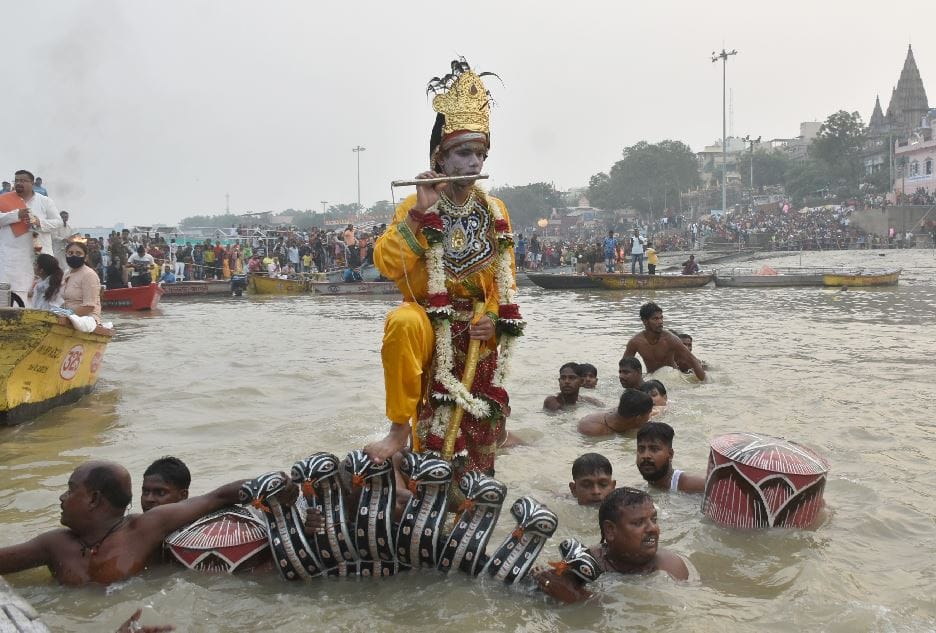Naganapaya Leela in varanasi Kanha active banshi by nagging Kaliya Nag in ganga