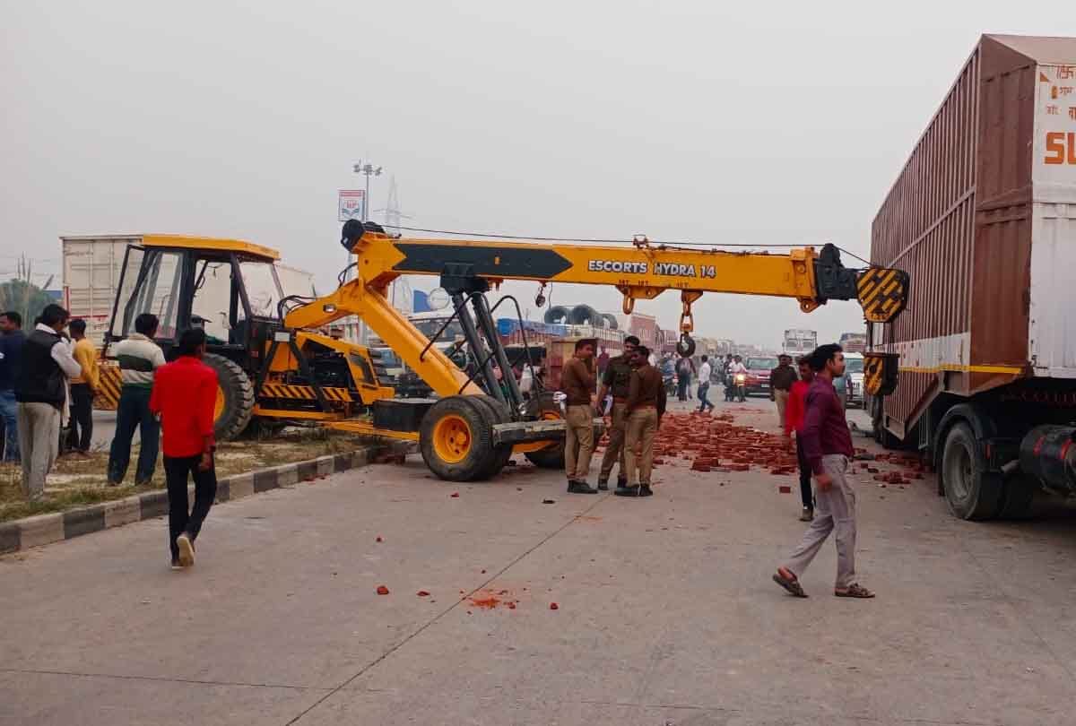 Fatehpur: Container collided with tractor, tractor-trolley loaded with bricks overturned, container driver injured, jammed