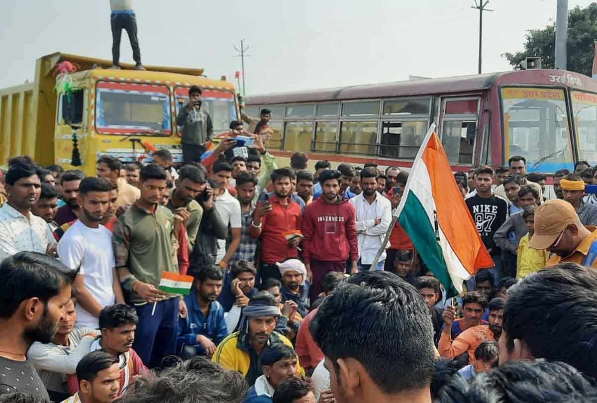 Jalaun: Jam on death of jawan, demanding martyrdom and compensation