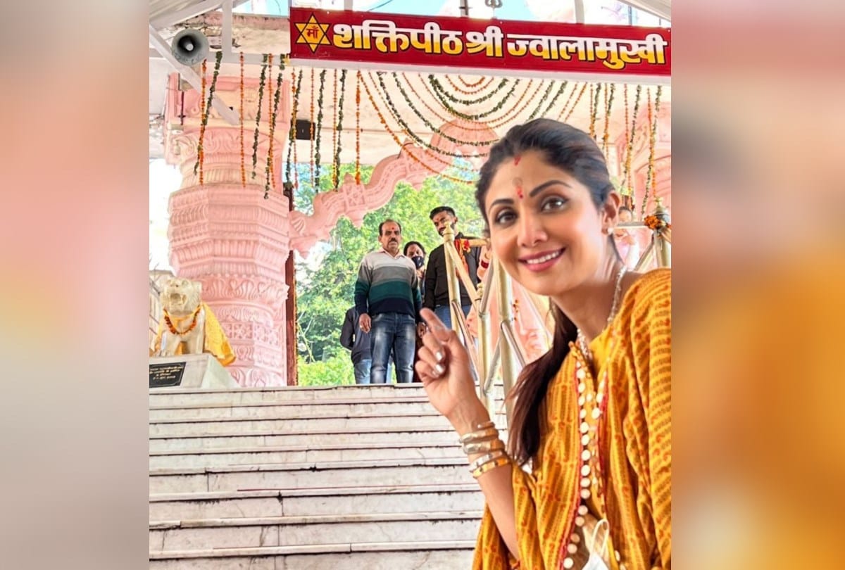 actress shilpa shetty pays obeisance at jawalamukhi temple kangra