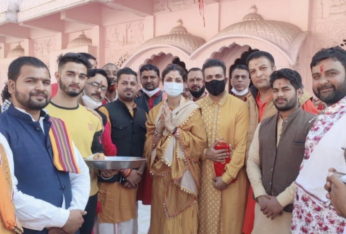 actress shilpa shetty pays obeisance at jawalamukhi temple kangra