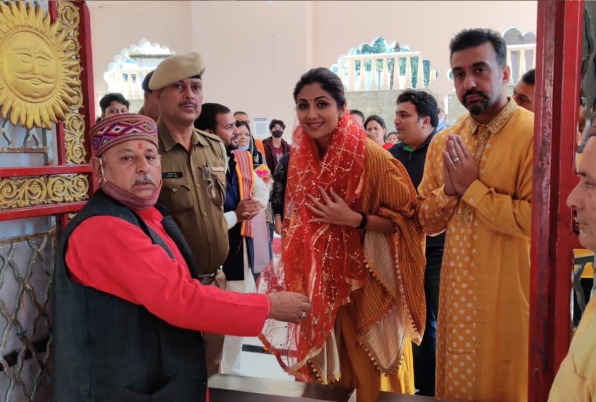 actress shilpa shetty pays obeisance at jawalamukhi temple kangra