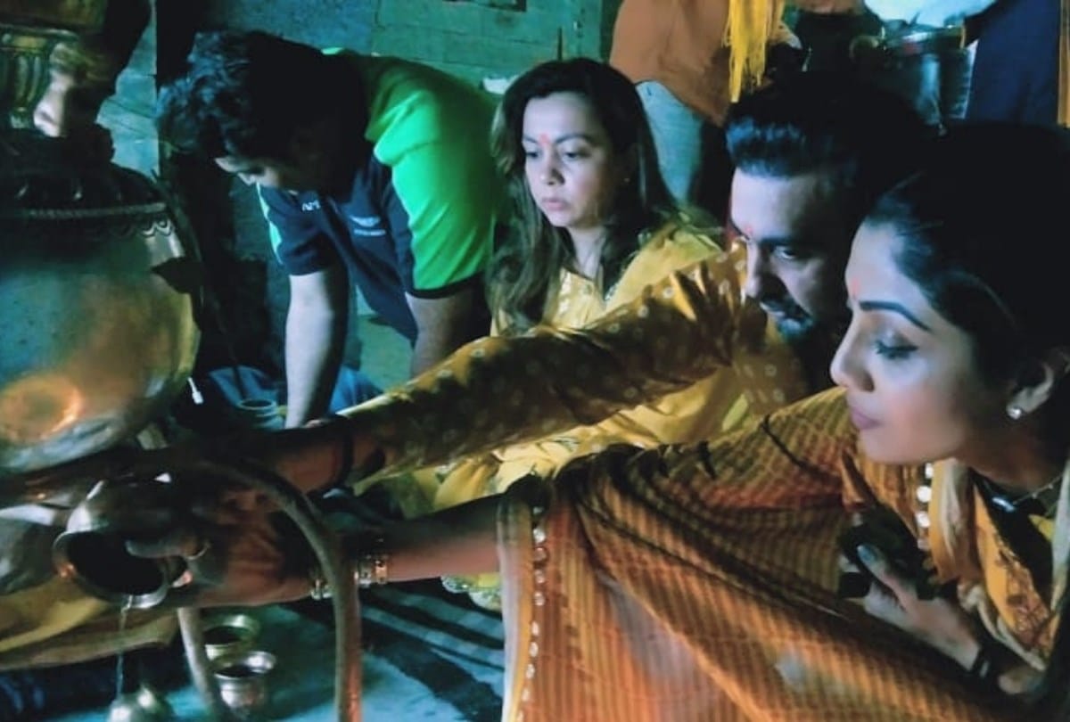 actress shilpa shetty pays obeisance at jawalamukhi temple kangra