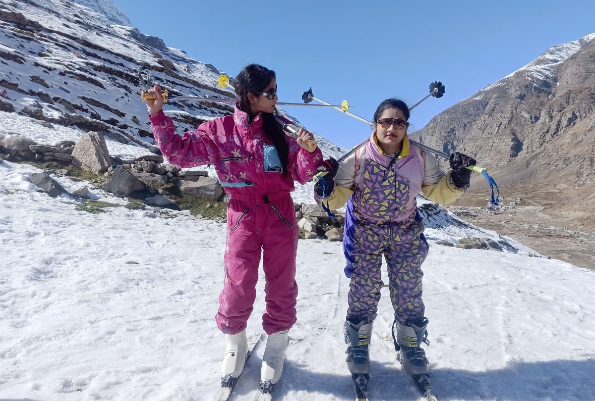 tourist enjoy snow covered mountains in lahaul sissu himachal pradesh