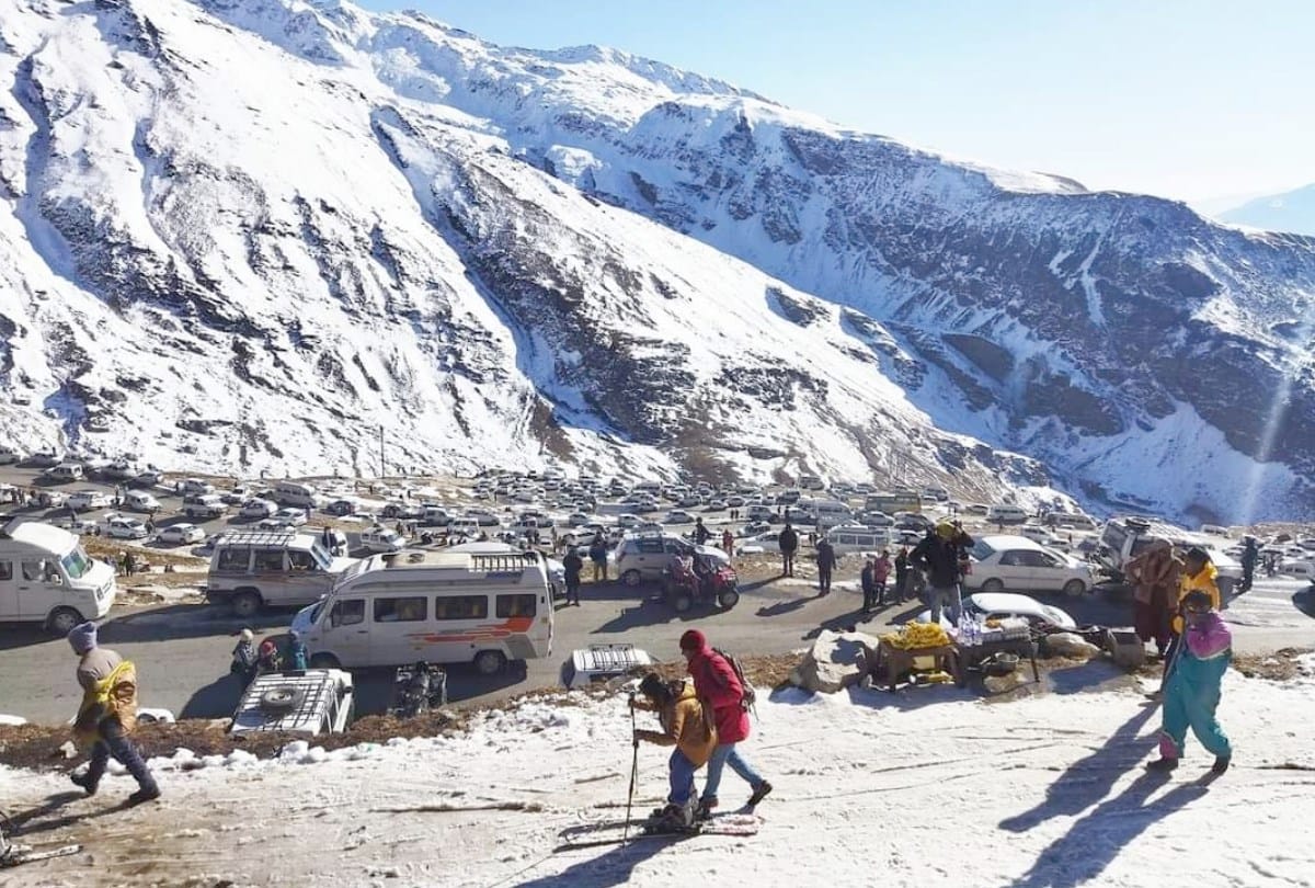tourist enjoy snow covered mountains in lahaul sissu himachal pradesh