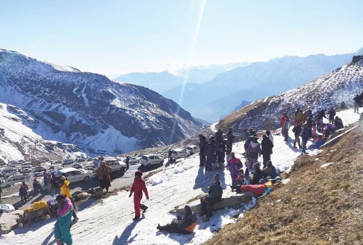 tourist enjoy snow covered mountains in lahaul sissu himachal pradesh