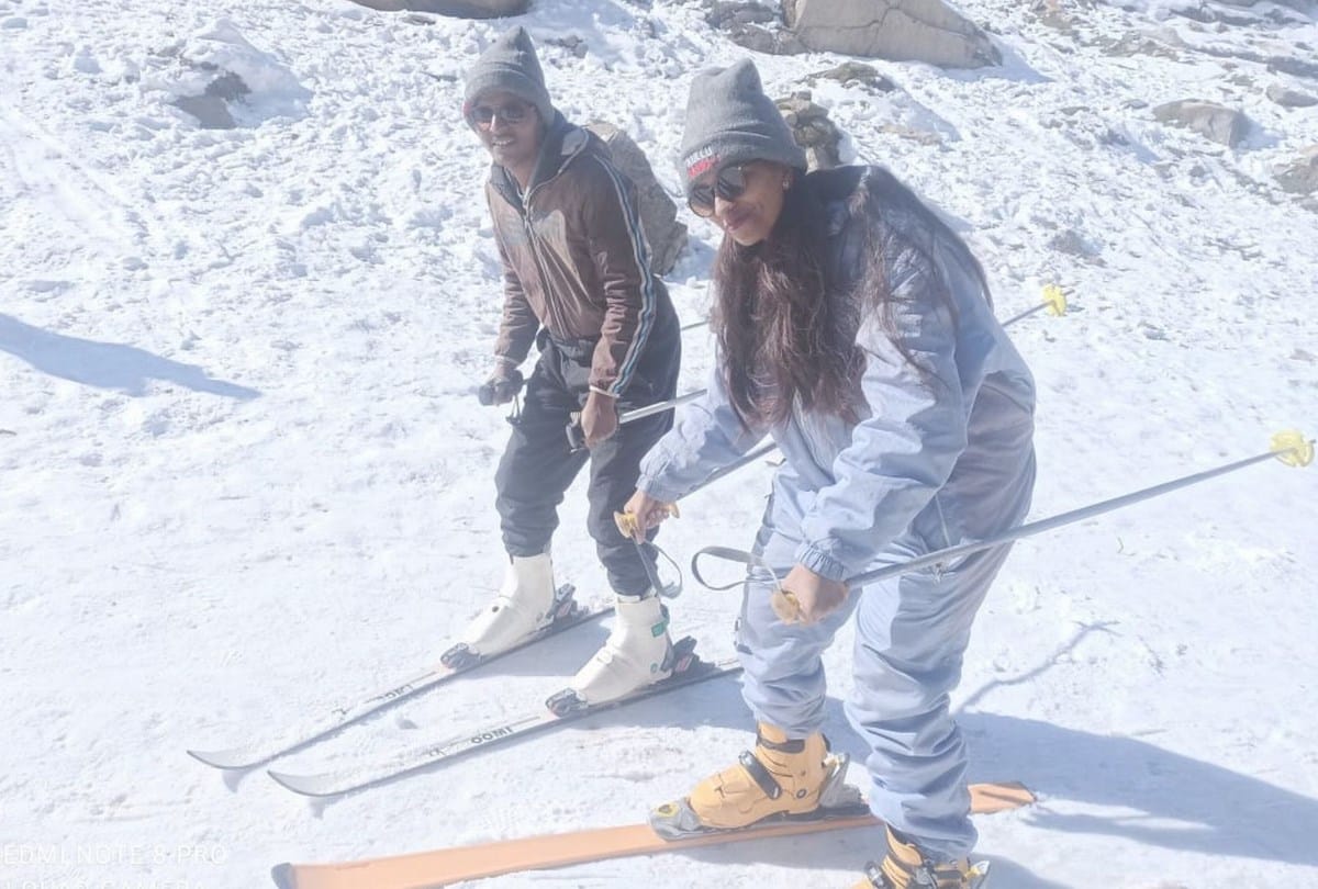 tourist enjoy snow covered mountains in lahaul sissu himachal pradesh