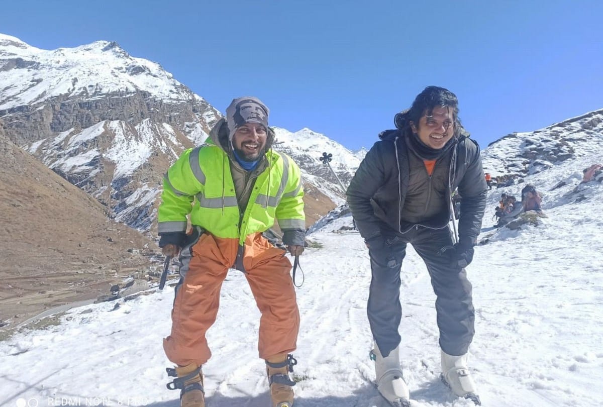 tourist enjoy snow covered mountains in lahaul sissu himachal pradesh