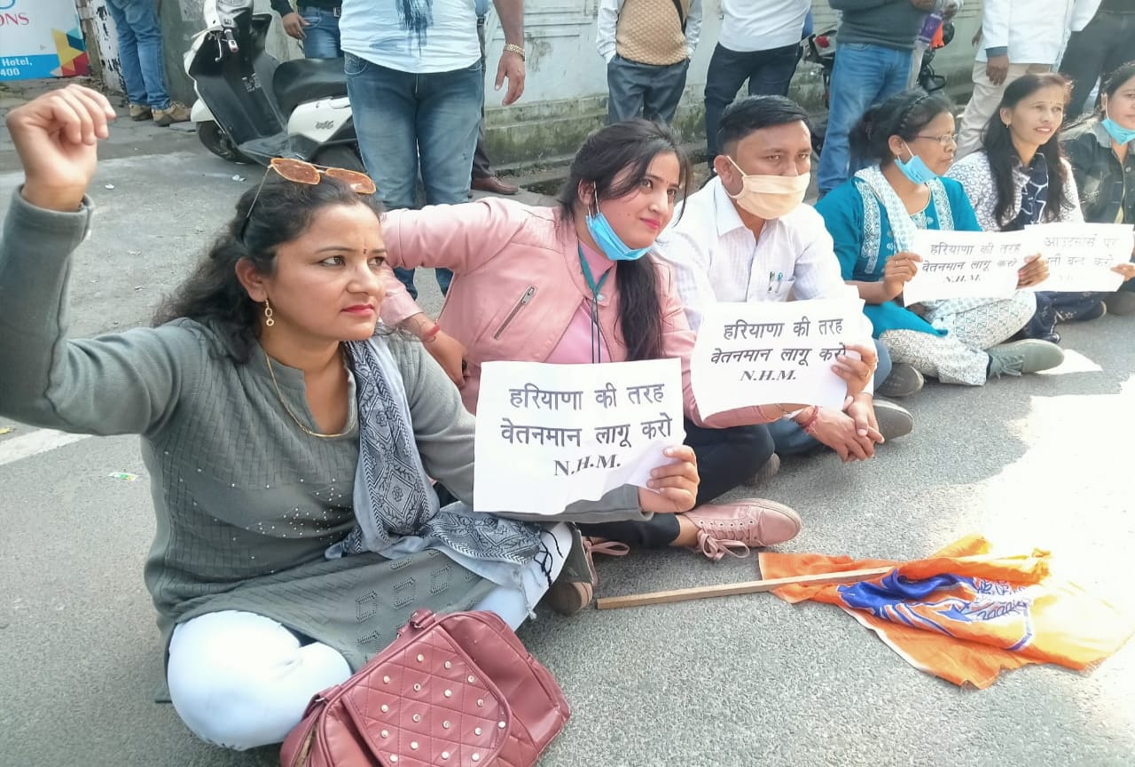 uttarakhand news: NHM contract workers protest rally to secretariat, huge crowd seen in the demonstration