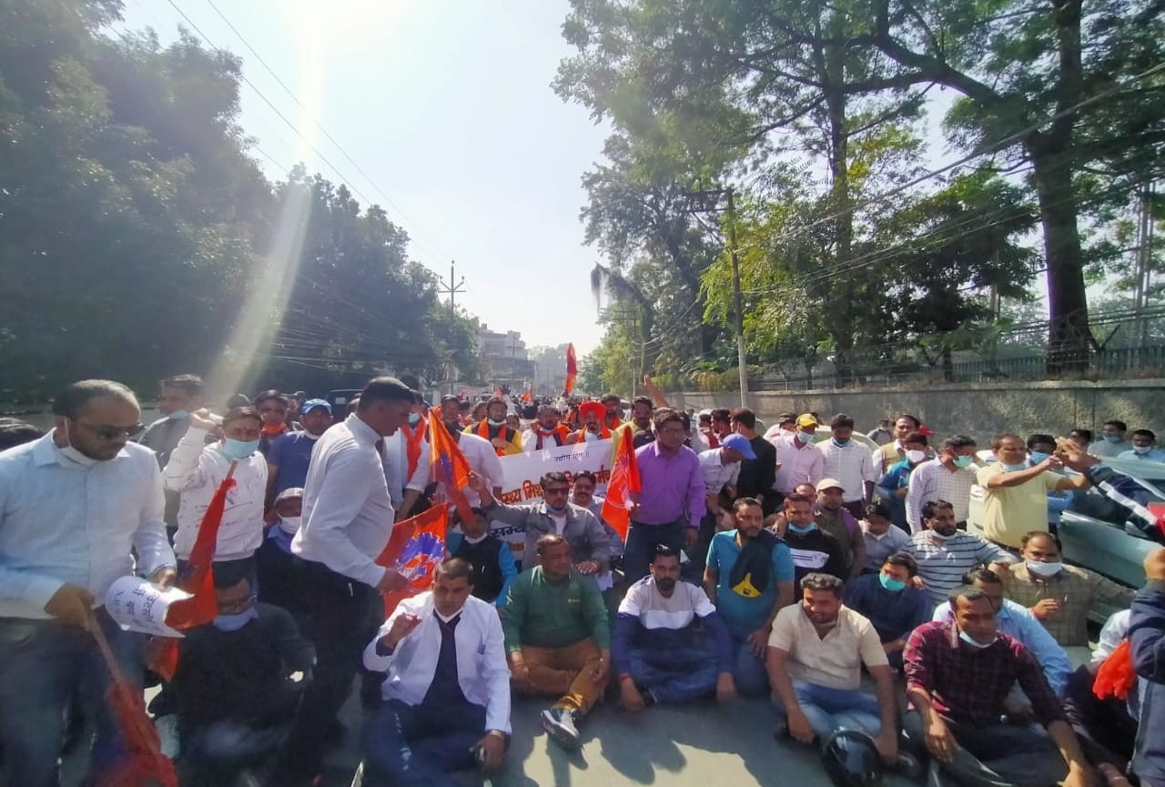 uttarakhand news: NHM contract workers protest rally to secretariat, huge crowd seen in the demonstration