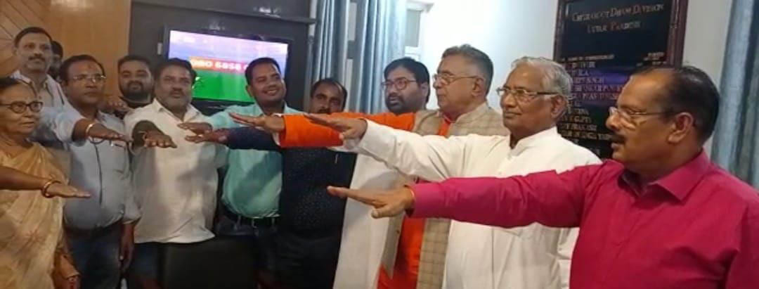 The commissioner administered the oath to quit drugs to the dealers who went to give the memorandum