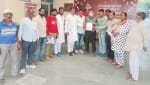 शामली कलक्ट्रेट में ज्ञापन देते कांगेसी।
