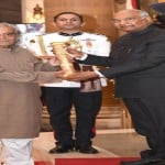 राष्ट्रपति रामनाथ कोविंद से पद्श्री पुरस्कार लेते प्रो. शिव दत्त निर्मोही।