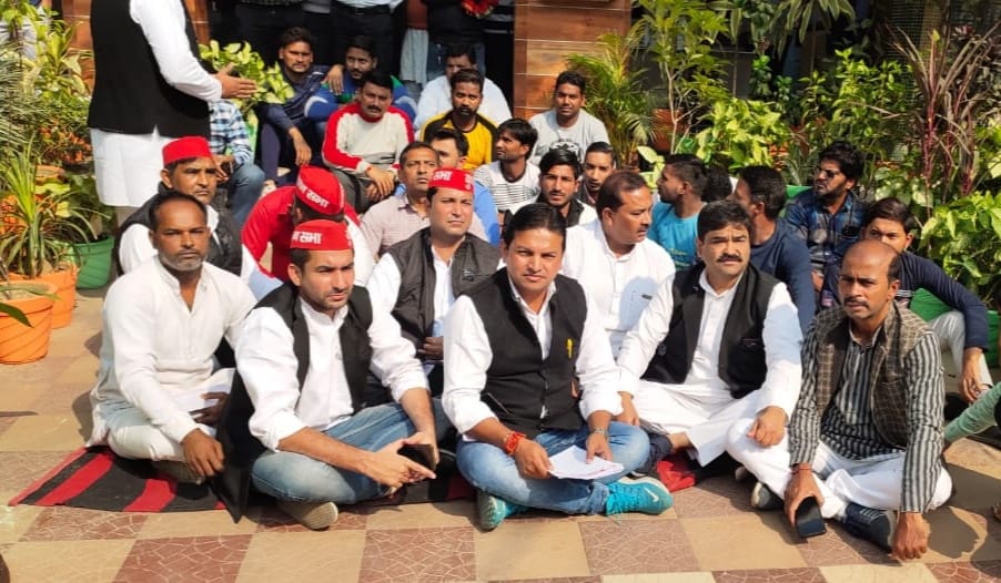 Demonstration of SP Yuvjan Sabha in Municipal Commissioner's office