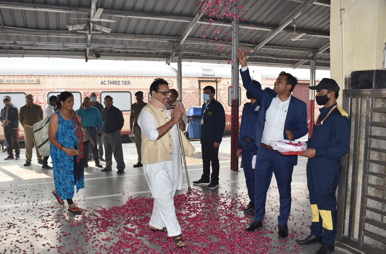 Devotees became emotional as soon as they reached Ayodhya, recited Jai Shri Ram