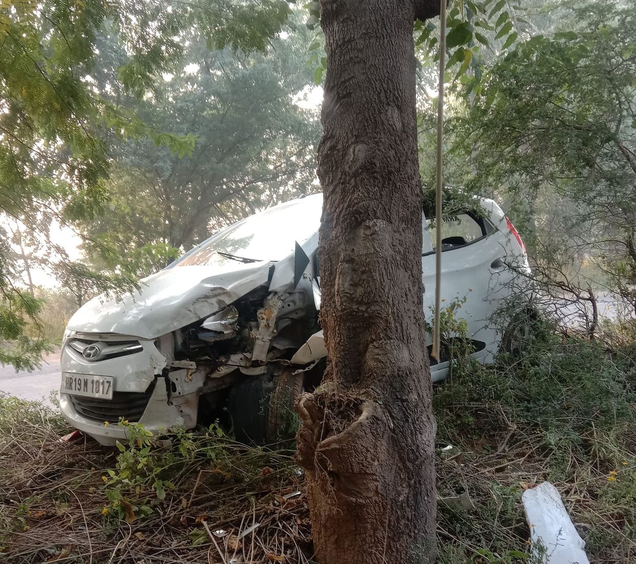 Speeding car rammed into a tree uncontrollably, two people including woman injured