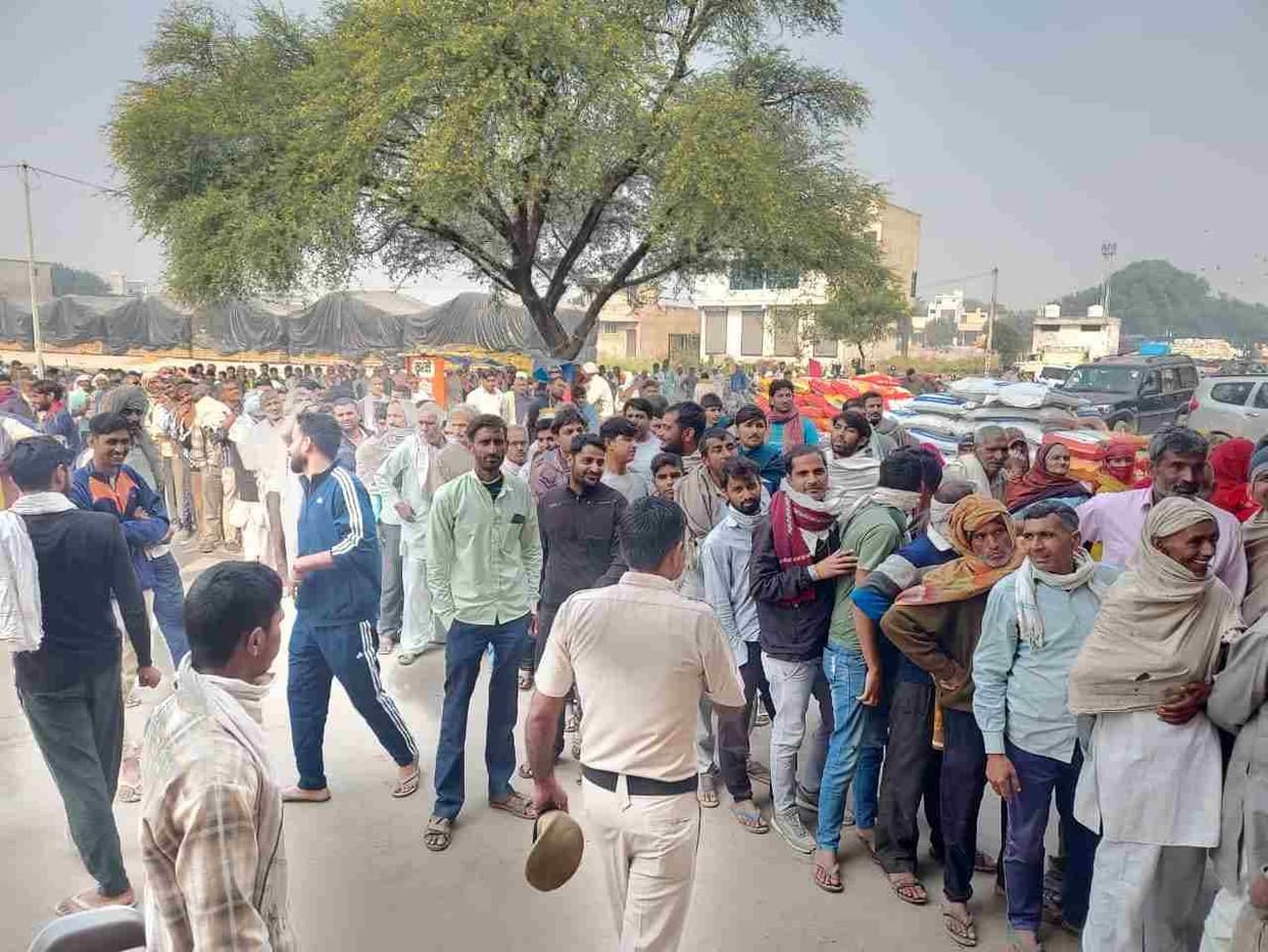 Farmers rushed to the center as soon as they got information about the arrival of fertilizer