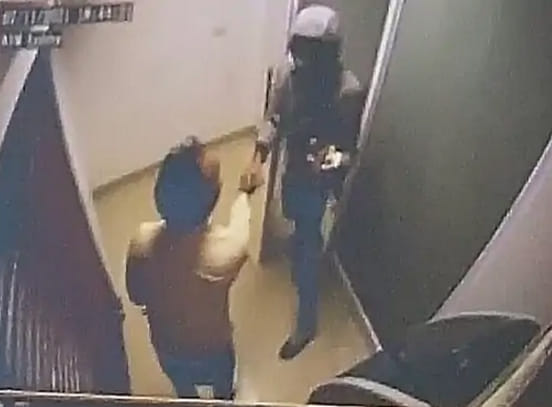 15 thousand looted from cable operator by attacking with knife