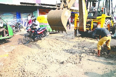 Heavy jam due to bursting of water supply pipe