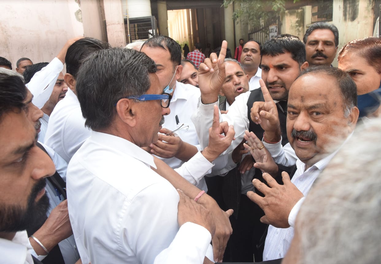 Lawyers involved in burning effigy of MP and former minister outside court premises