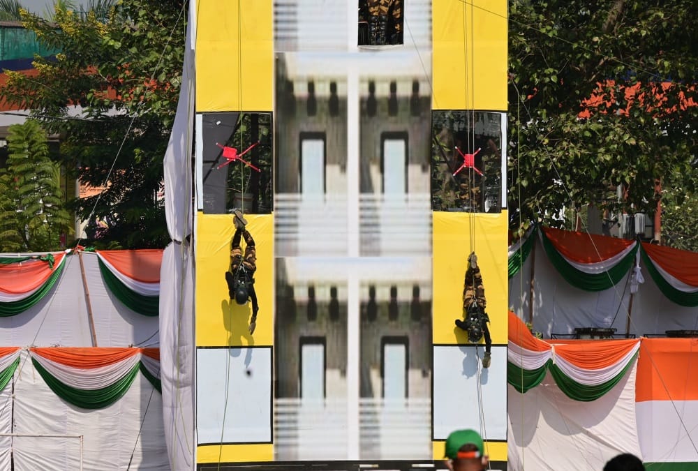 Uttarakhand 21 Foundation Day Today: Police and Sdrf Soldiers show Amazing feat Photos