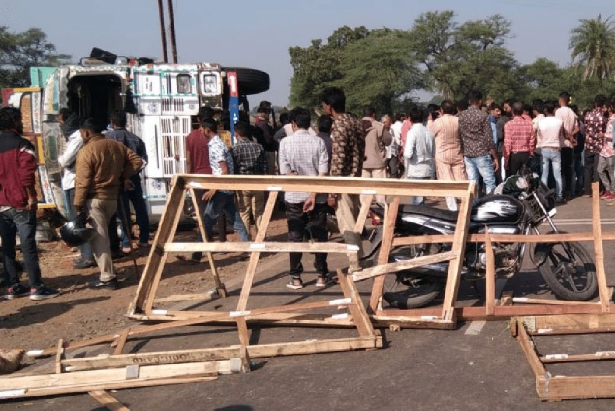 Ratlam: Truck carrying cattle overturned, about 30 cows killed, many injured