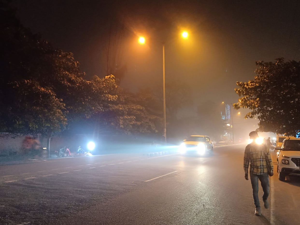 Difficulty in breathing due to smog, burning in eyes