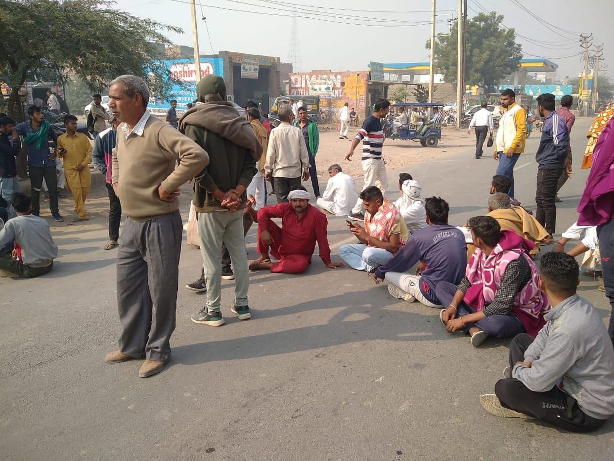 Farmers did not get DAP fertilizer, kept jammed Hansi-Hisar road for half an hour