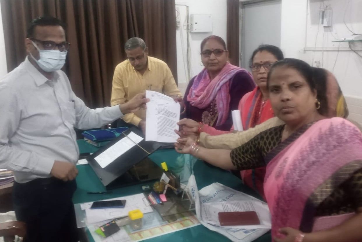 Hathras: Anganwadi workers staged a sit-in in the Collectorate premises