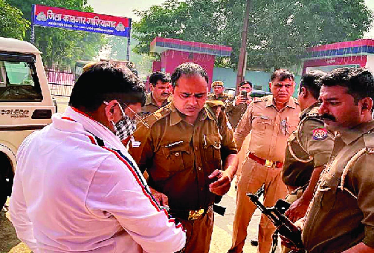 Naresh Tyagi Murder Case Police could not arrest Girish Tyagi in 14 months