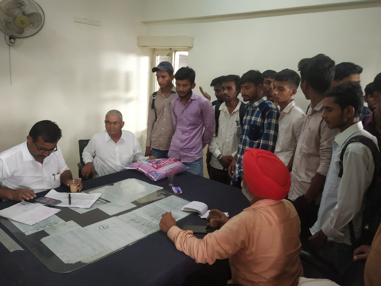 Students met SS to demand bus run