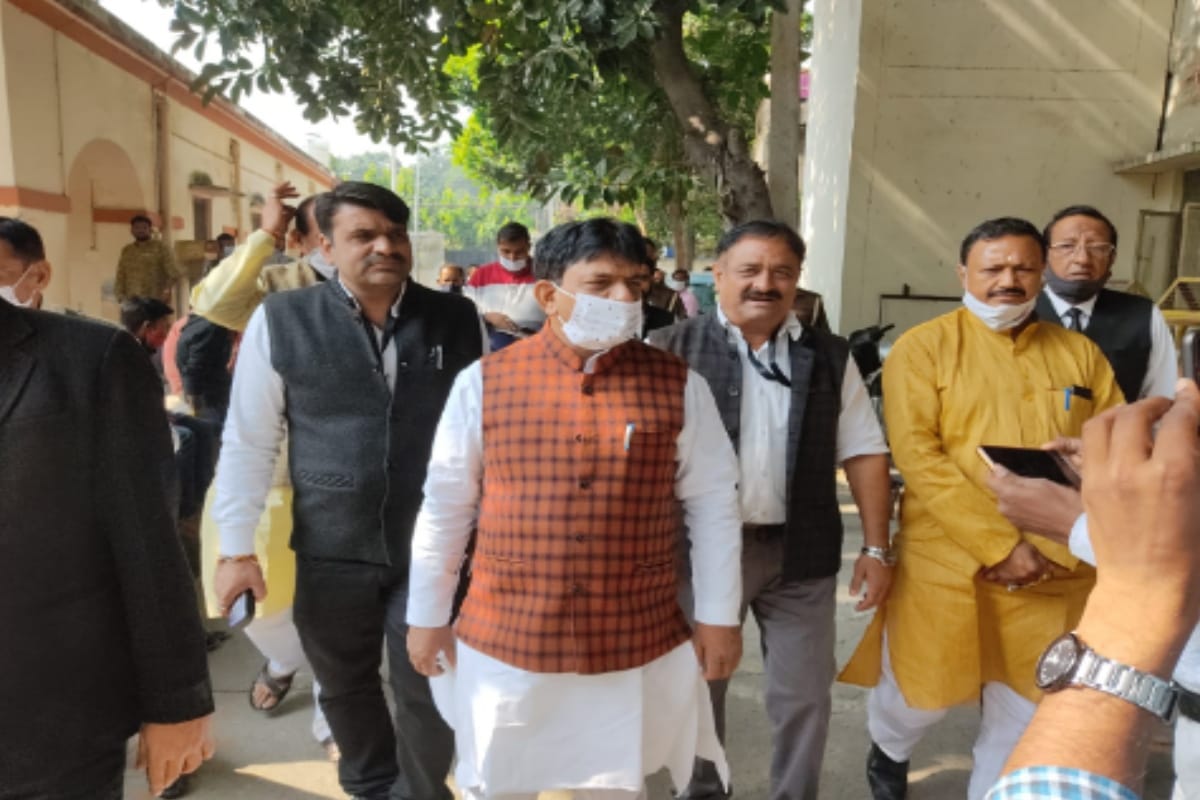 Muzaffarnagar: Minister of State for Skill Development Kapil Dev and former MLA Ashok Kansal appear in court