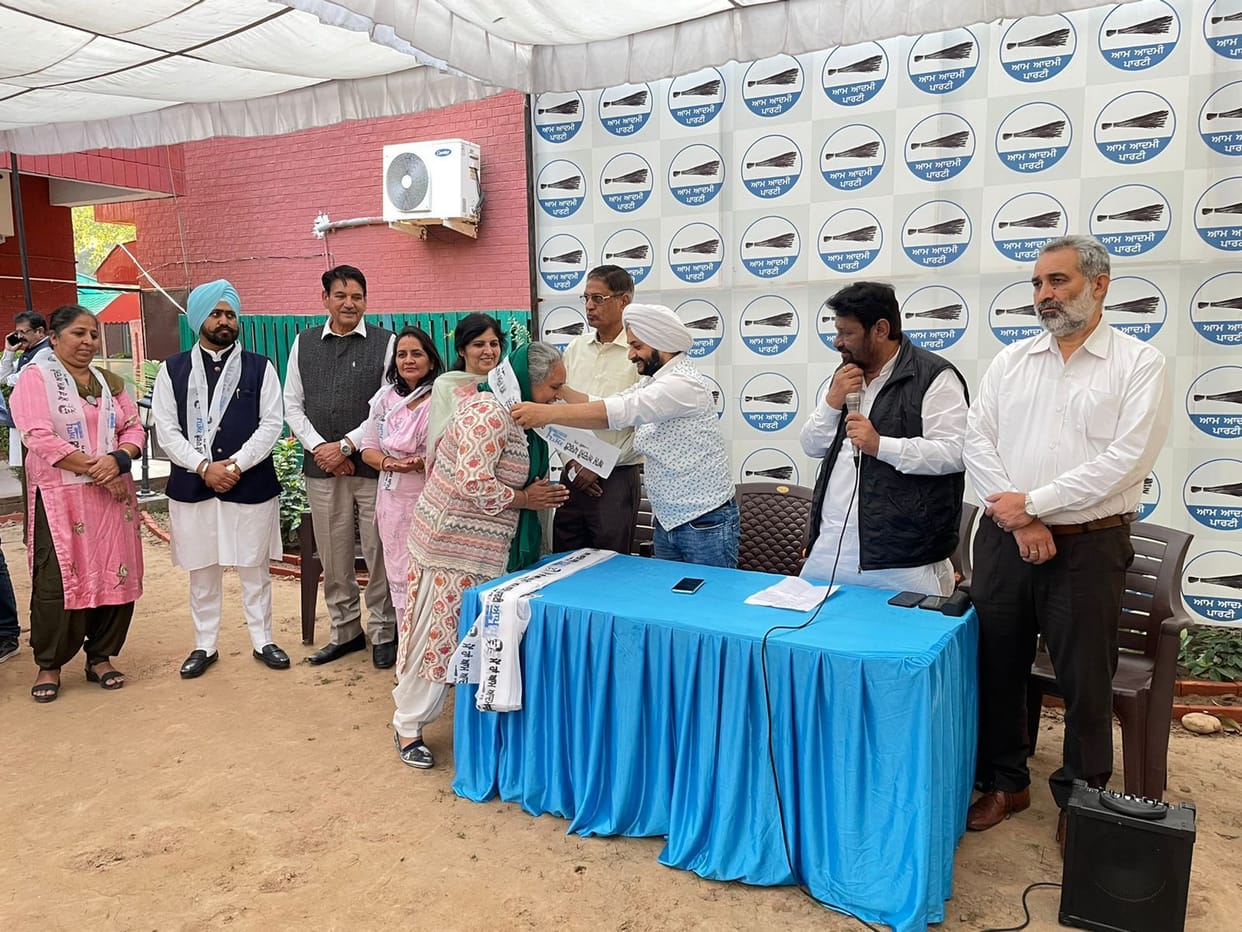 Big setback before corporation elections... left Congress's side, Premlata is now AAP's