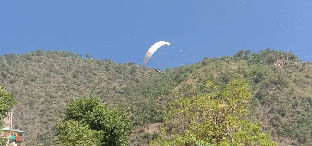 Paraglider made landing in Dhigli village of Saraj