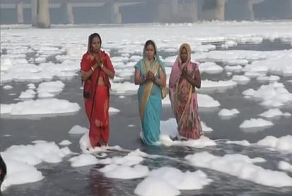 Delhi In the poisonous foam of Yamuna the devotees of Chhath offered Arghya to the sun said- this is our compulsion