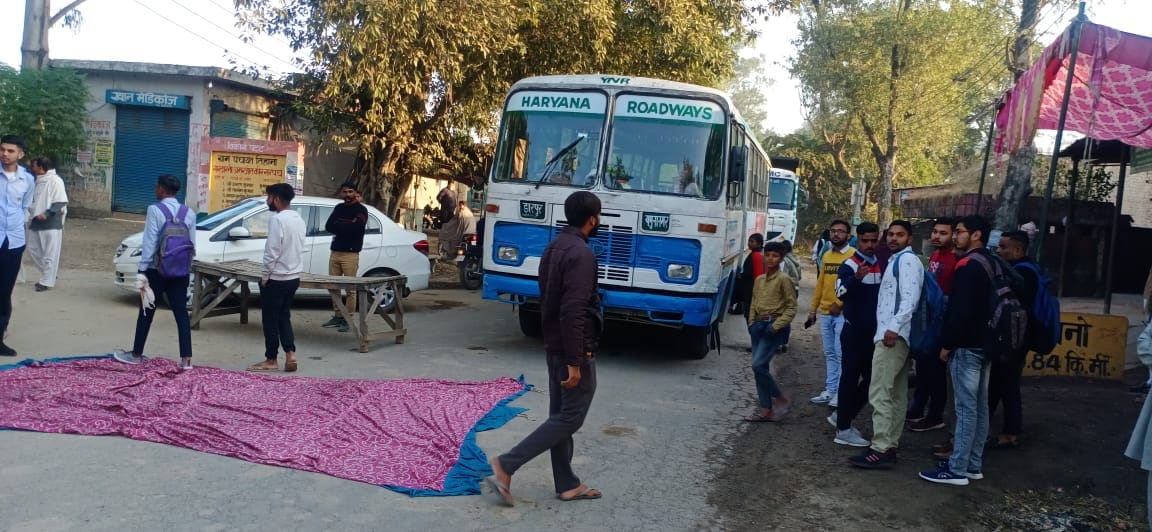 Angry students jammed due to lack of roadways buses, Yamunanagar