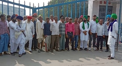 Farmers raised slogans at sugar mill gate for payment of outstanding cane price