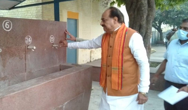 Hathras: Railway PSC chairman's mercury rises after seeing the mess at the station