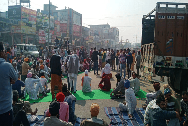 farmers jammed for not getting fertilizer In Ratia of Fatehabad