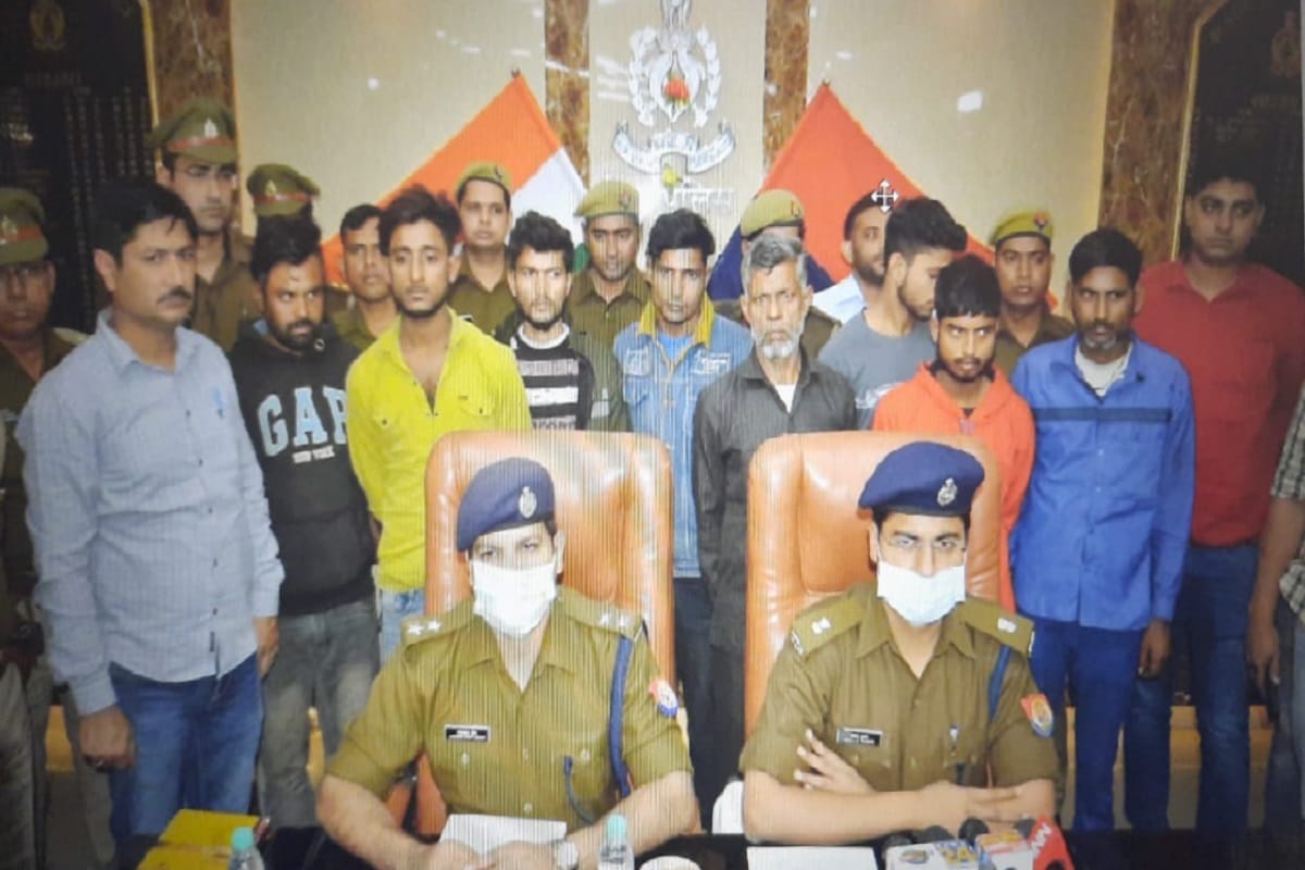 Police have arrested eight miscreants and revealed the robbery in the meat factory of the brother of former minister Haji Yakub in Meerut