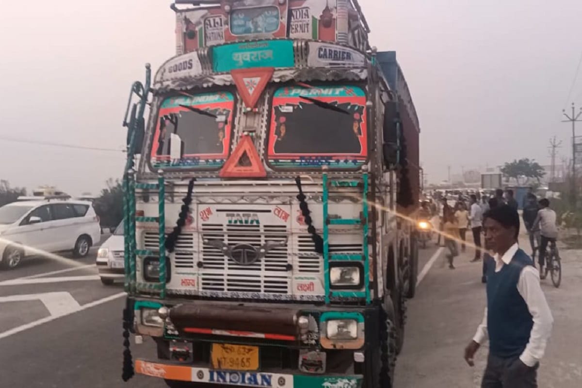 UP News: Three members of a family has died in road accident in Meerut city and see photos