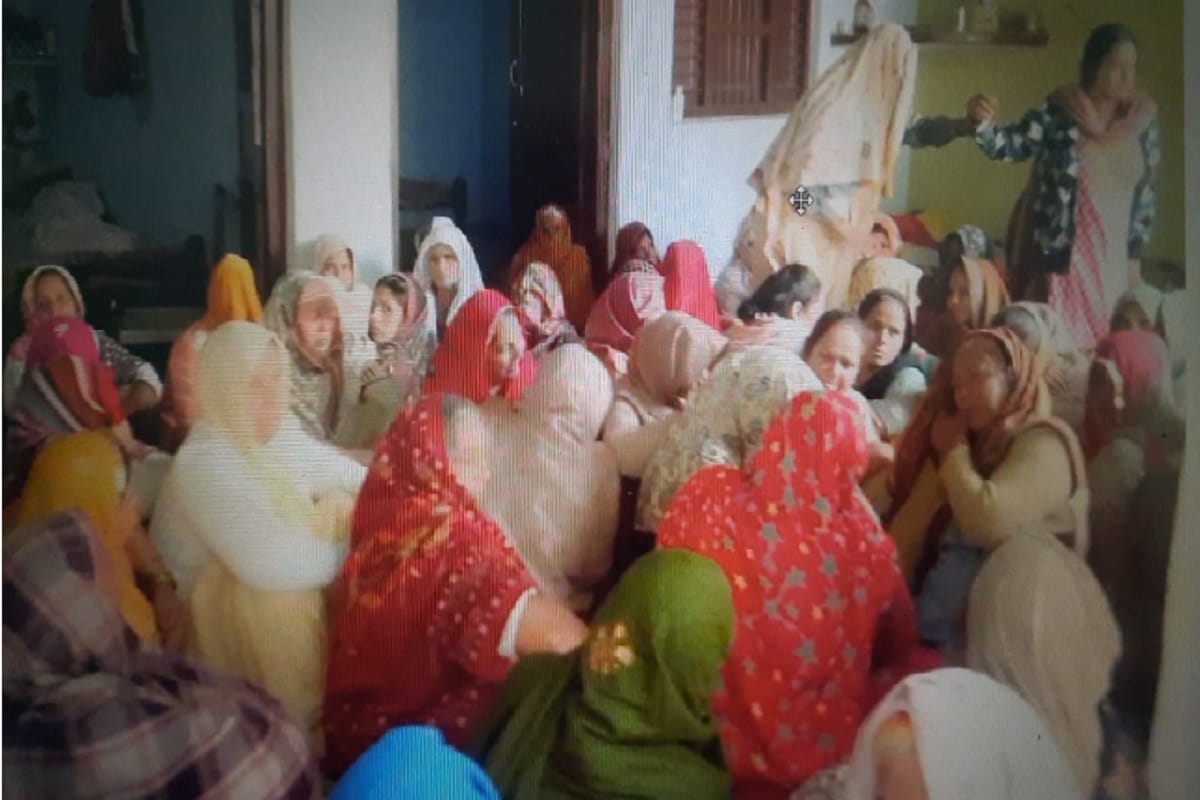 Meerut News: The husband, wife and son were cremated together in the village after the death in the accident