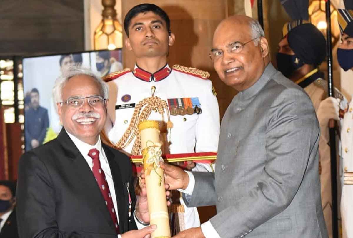 Jalaun: Dr. Sanjay of Saidnagar got Padma Shri,  orthopedic surgeon, the whole village giggled on the achievement
