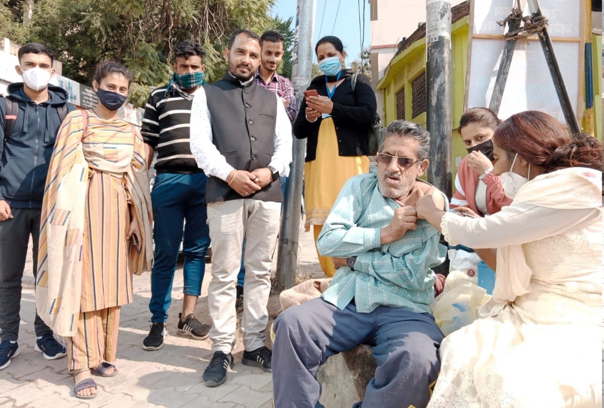 Himachal News: block medical officer Dr monisha agarwal duty for thirteen hours on road for covid vaccination