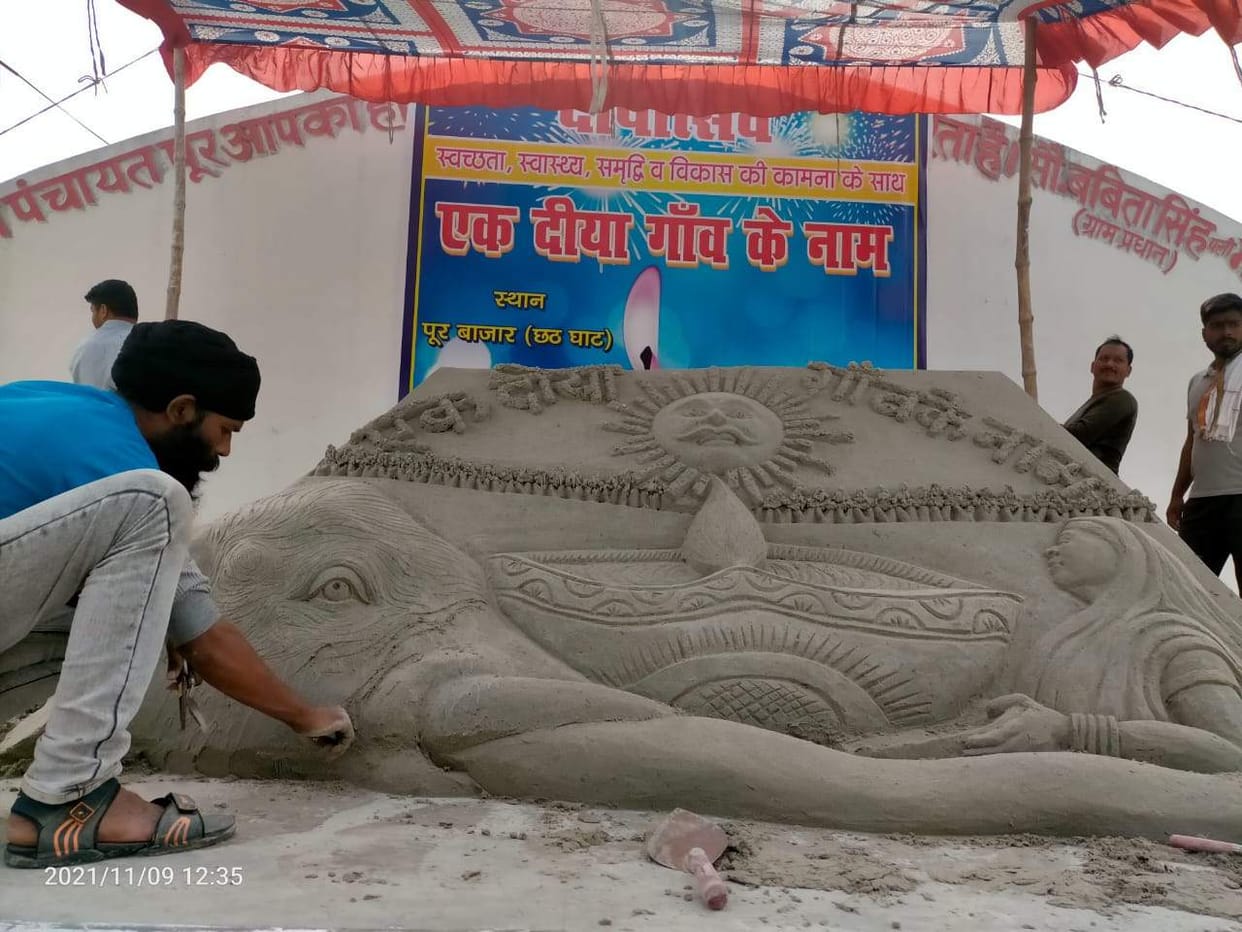 Picture of Lord Bhaskar and Vratis carved on the sand