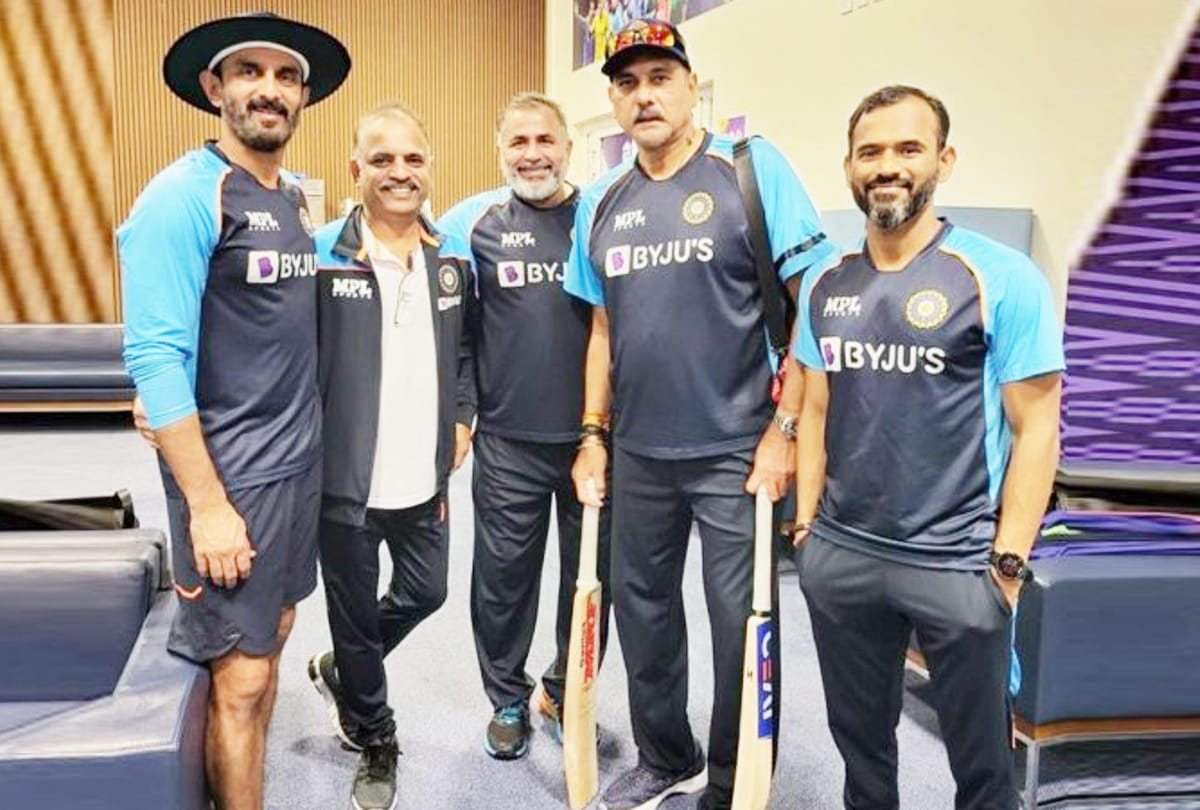 T20 World Cup: Virat Kohli and Rohit Sharma gifts Ravi Shastri their bats – Watch Photos