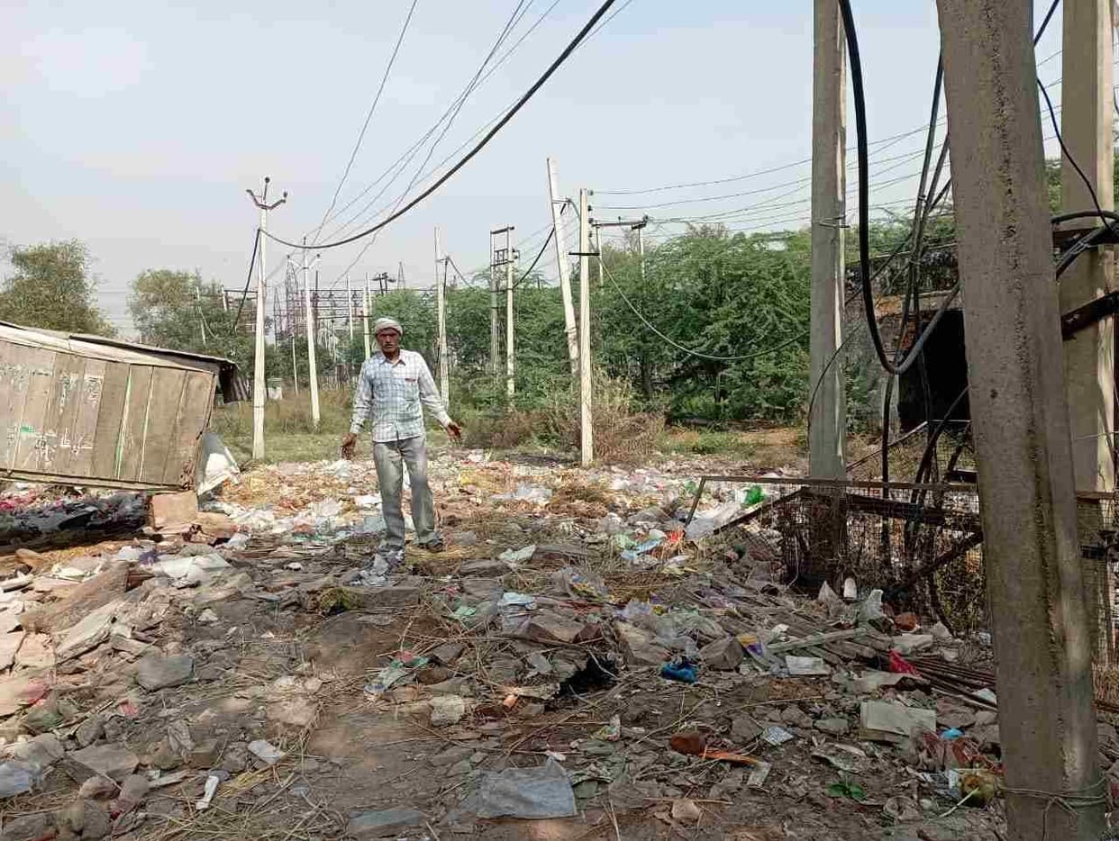 Shopkeepers blocked the way by dumping garbage