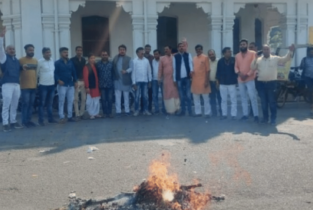 Controversial words: Slogans raised by burning effigy of BJP in-charge, Congress said - apologize to both the societies