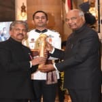 राष्ट्रपति से पद्म भूषण सम्मान प्राप्त करते उद्योगपति आनंद महिंद्रा।